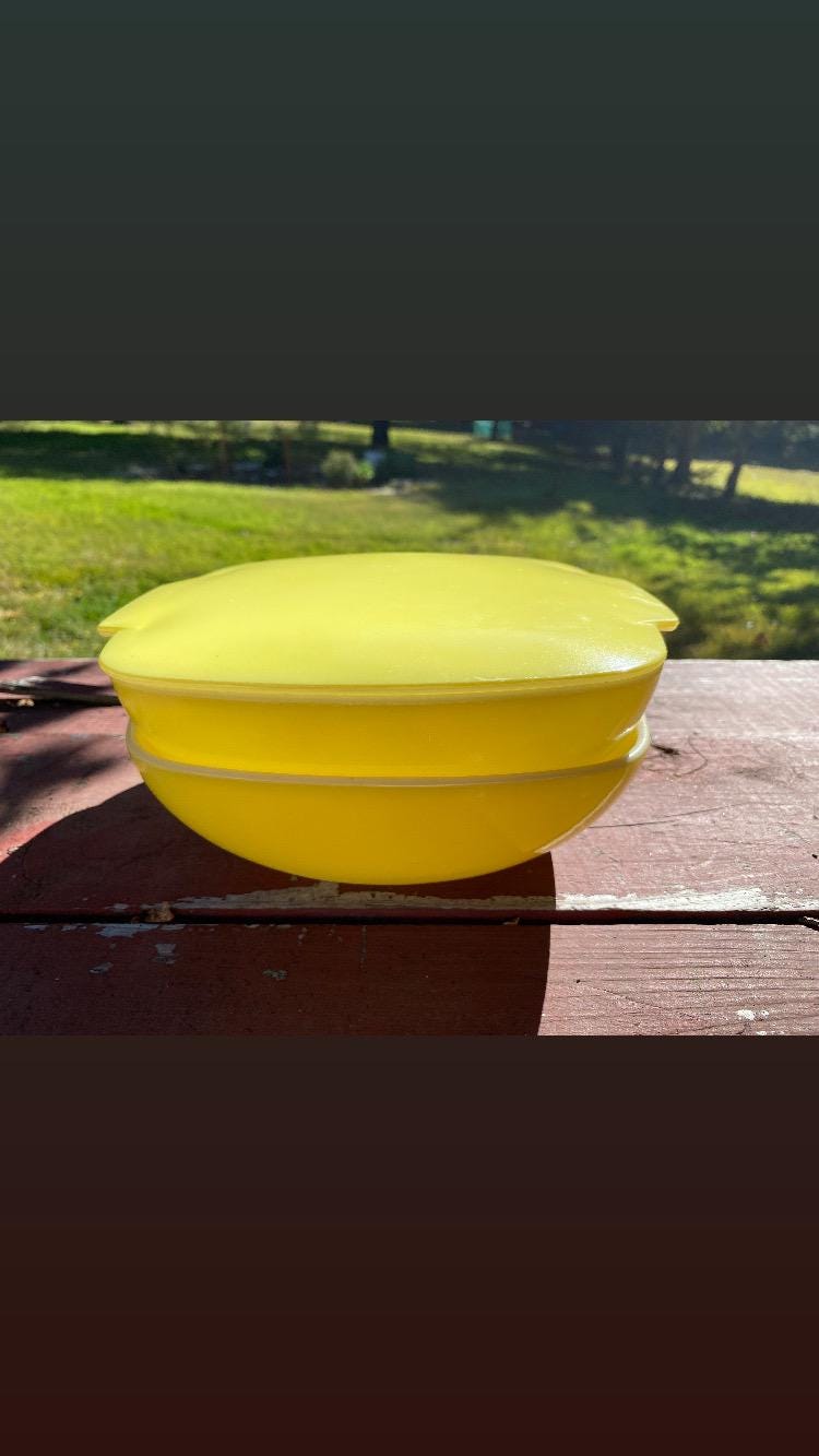 Vintage Pyrex: 2 Yellow Bowls with 1 lid