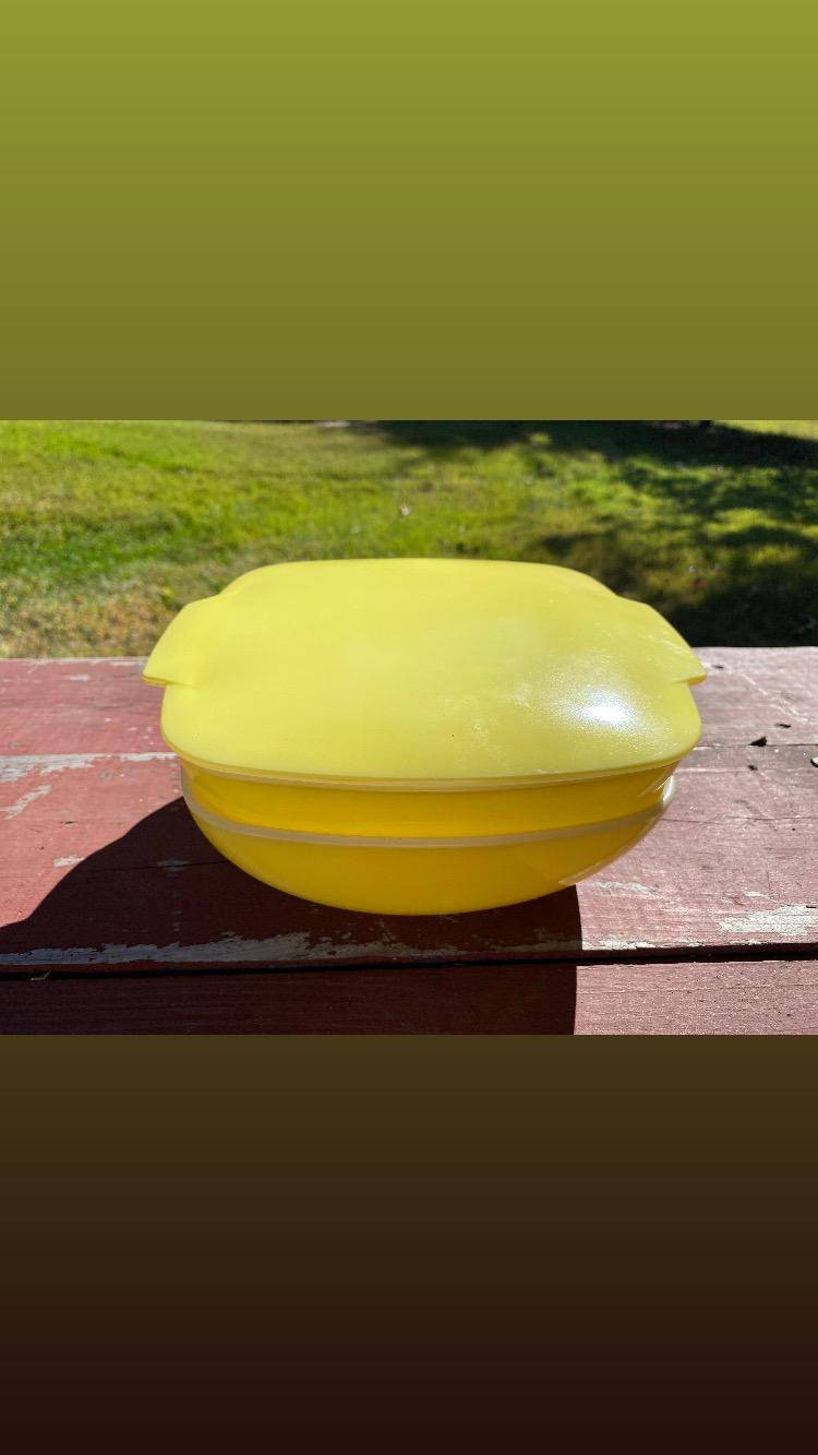 Vintage Pyrex: 2 Yellow Bowls with 1 lid