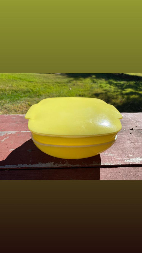 Vintage Pyrex: 2 Yellow Bowls with 1 lid