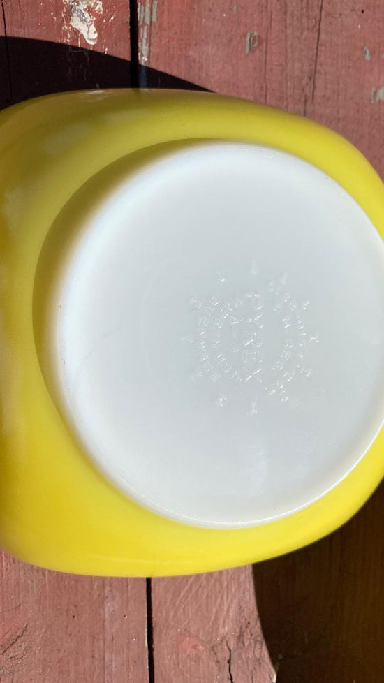 Vintage Pyrex: 2 Yellow Bowls with 1 lid