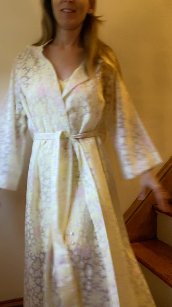 Load and play video in Gallery viewer, Eyeful floral dressing gown/robe
