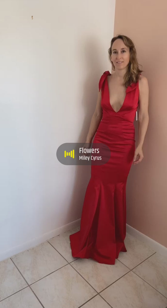 Load and play video in Gallery viewer, Red Zac Posen Gown, size 4
